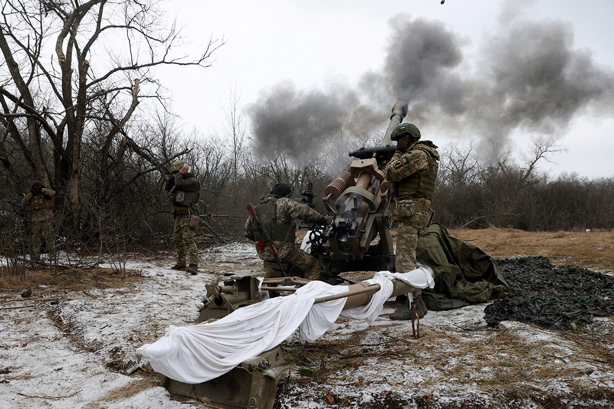 Ukrainian artillerymen fire towards Russian positions