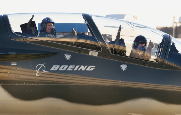 Maj Gen Doherty (left), 19th Air Force commander, taxies out to the flightline with a Boeing pilot for a T-X trainer familiarisation sortie in St Louis on 27 November 2018. The T-X trainer will provide student pilots with the skills needed to transition to 4th- and 5th-generation fighter and bomber aircraft. (USAF)