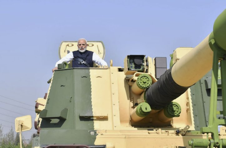 Indian Prime Minister Narendra Modi on a locally built K-9 Vajra SPH at L&T’s Armoured Systems Complex in Hazira, Gujarat, on 19 January. Modi inaugurated the facility that same day. (Via Twitter)