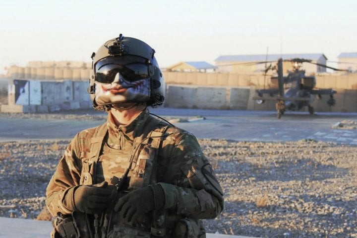 Army deals pilot helmet