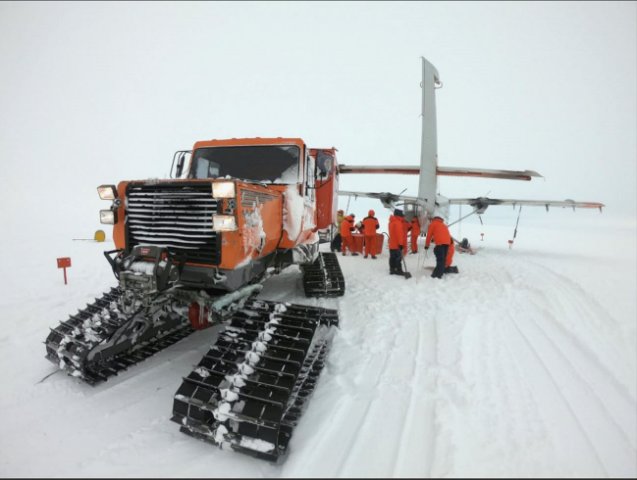 Argentine Air Force Twin Otter serial number T-85, pictured behind a Sno-Cat at Argentina’s Belgrano II Base in Antarctica, where it arrived on 10 February 2019: the first time the base has been reached by air since November 1965. (Argentine Air Force )