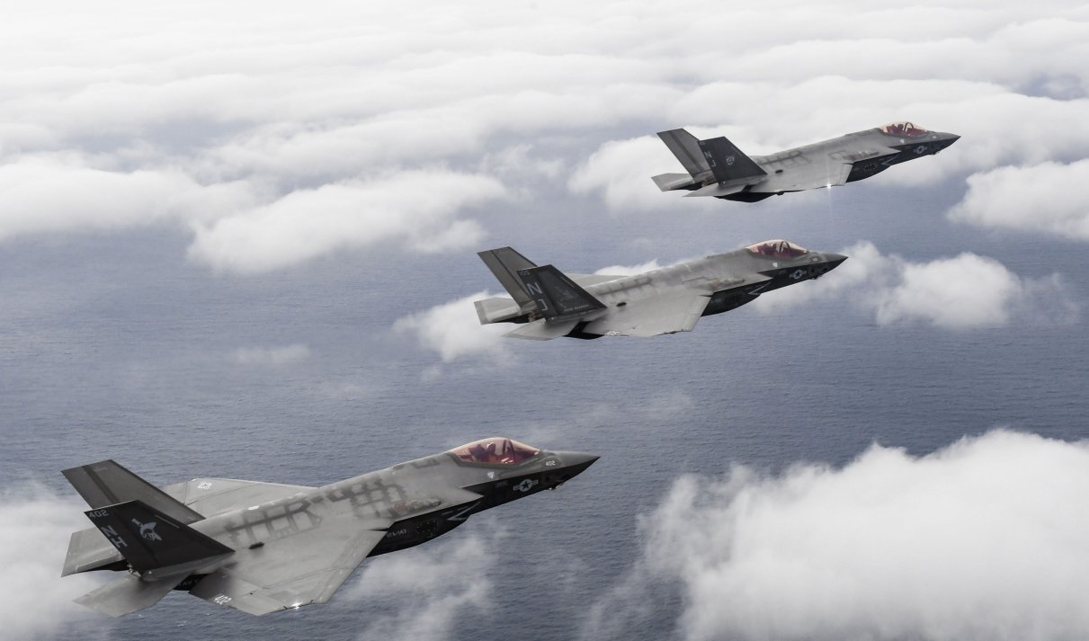 Three F-35C aircraft attached to the ‘Argonauts’ of Strike Fighter Squadron (VFA) 147, the ‘Rough Raiders’ of VFA 125, and the ‘Grim Reapers’ of VFA 101 fly over Eglin Air Force Base in Florida ahead of the declaration of IOC on 28 February. (US Navy)