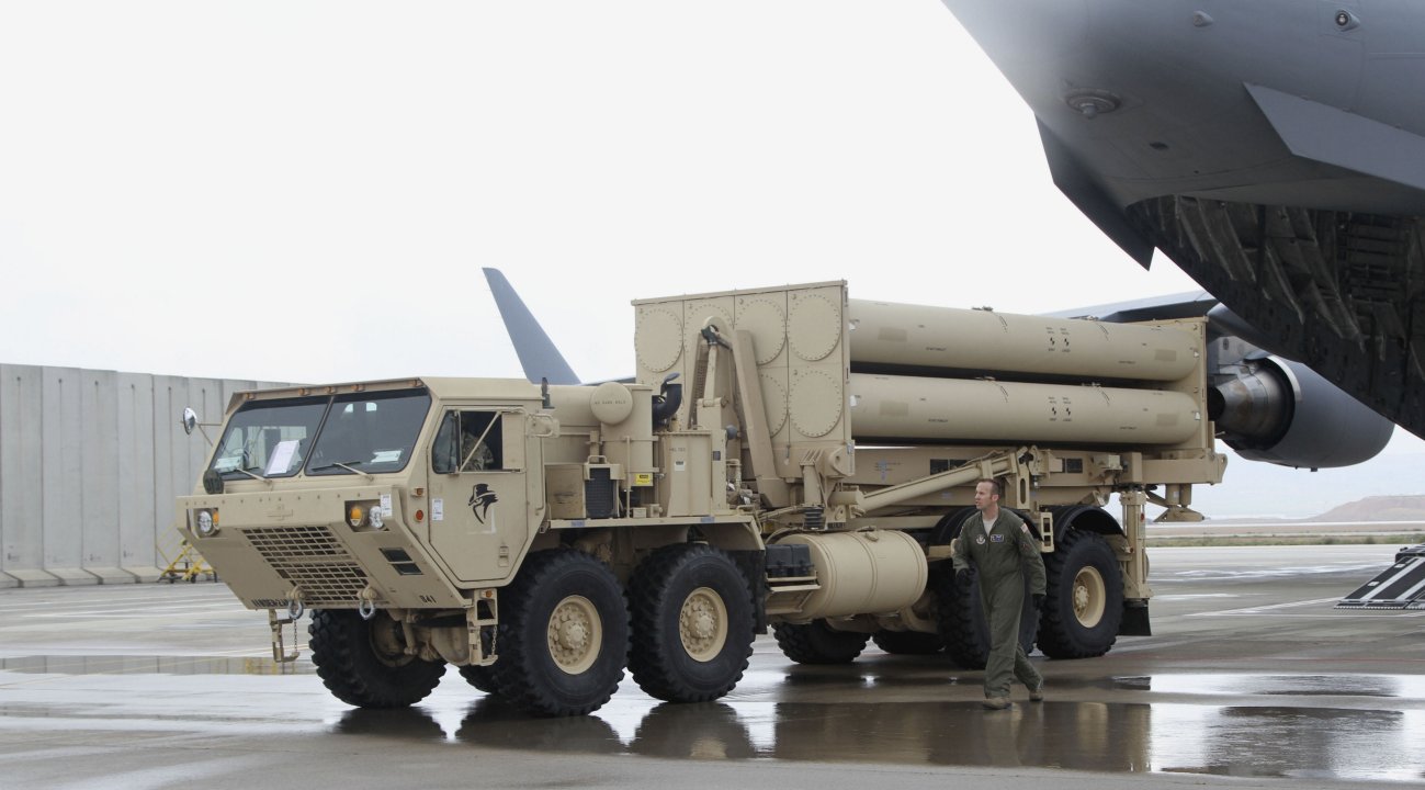 A US Army THAAD launcher from Battery B, 2nd Air Defense Artillery Regiment is seen being unloaded from a C-17 transporter at Nevatim Air Base, Israel, on 1 March 2019. (174th Air Defense Artillery Brigade)