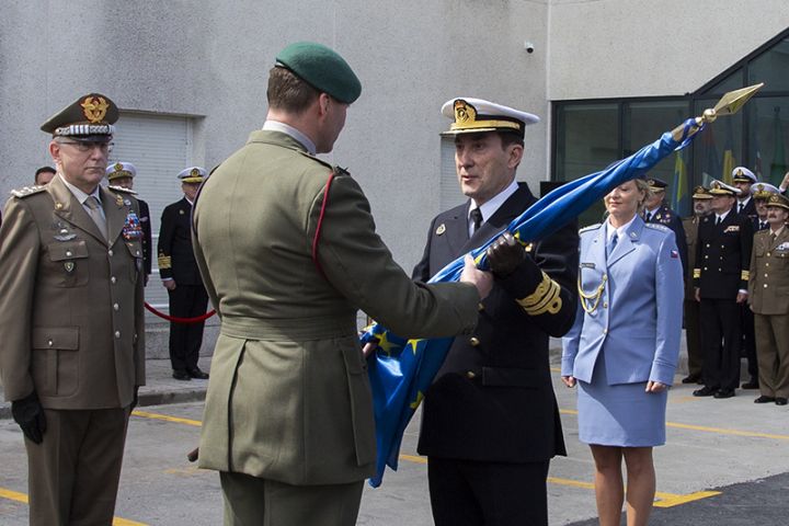 Command of the headquarters of the EU‘s counter-piracy Operation ‘Atalanta’ off the Horn of Africa was transferred from UK Royal Marines Major General Charlie Stickland to Spanish Navy Vice Admiral Antonio Martorell Lacave in Rota on 29 March. (EUNAVFOR Somalia)