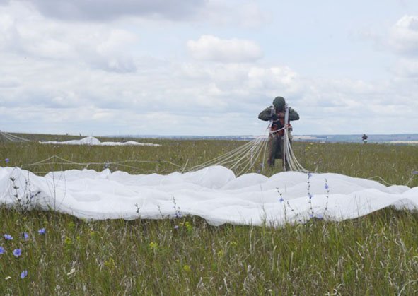 A VDV trooper collects his D-10 parachute after a landing. That process can be slow and create a vulnerability if the formation is deployed directly into combat. (Russian MoD)