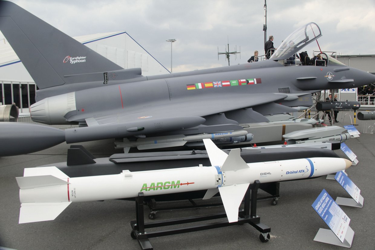 Seen in front of a Eurofighter, the AARGM anti-radiation missile could be integrated onto an ECR/SEAD-equipped aircraft for the Luftwaffe should the consortium secure the Tornado replacement requirement. While the AARGM was not shown in an Airbus briefing on the planned configuration, its high-speed and long range would make it critical to any SEAD mission in a heavily-contested environment. (IHS Markit/Gareth Jennings)