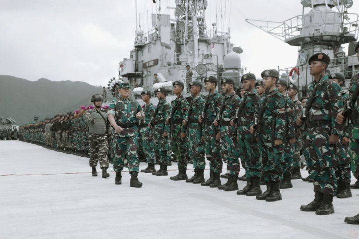 Vice-Admiral Yudo Margono, commander of the Indonesian Armed Forces Joint Regional Command I, inspecting the military line up at Great Natuna Island on 5 January. (Indonesian Armed Forces)