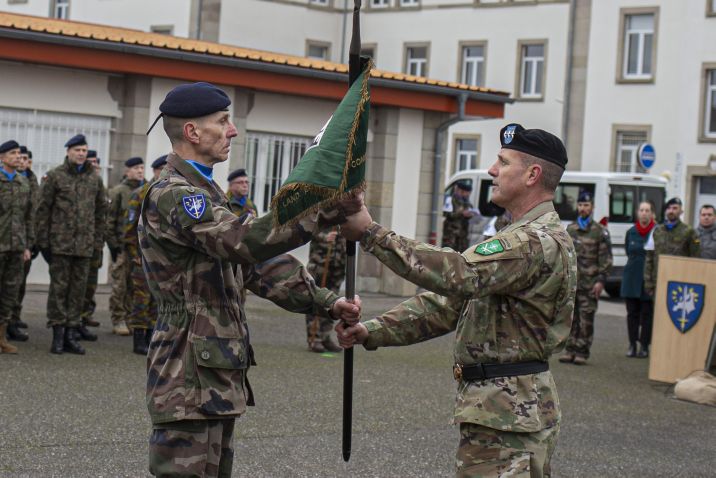 NATO’s Allied Land Command Izmir commander, US Army Lieutenant General John Thomson (right), handing the NRF flag over to the Eurocorps commander, French Army Lieutenant General Laurent Kolodziej (left). (Eurocorps)