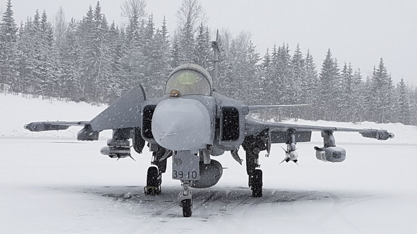 Seen in Finland earlier in the year, the Gripen E is being offered to Canada. With both nations looking to replace ‘classic’ Hornet fighters in around the same timeframe, many of the operational and industrial benefits that Saab spelled out for Finland in January will apply to Canada also. (Jane’s/Gareth Jennings)