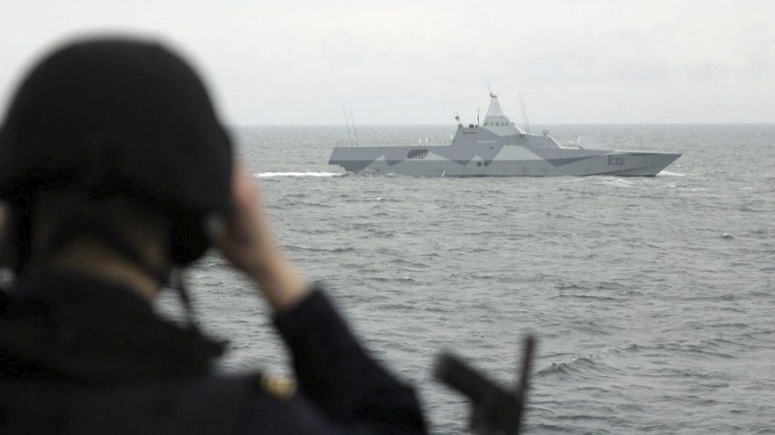 
        The Swedish and Finnish navies commanded each others' ships during a joint maritime situational awareness exercise in the Baltic Sea on 2-8 March (photo of Sweden’s HMS
        Helsingborg
        seen from Finland’s FNS
        Uusimaa
        ).
       (Finnish Navy)